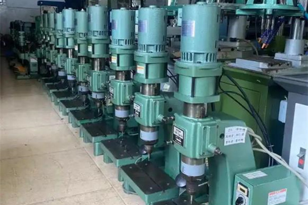 鉚釘機如何調整壓力？碩峰這樣說！